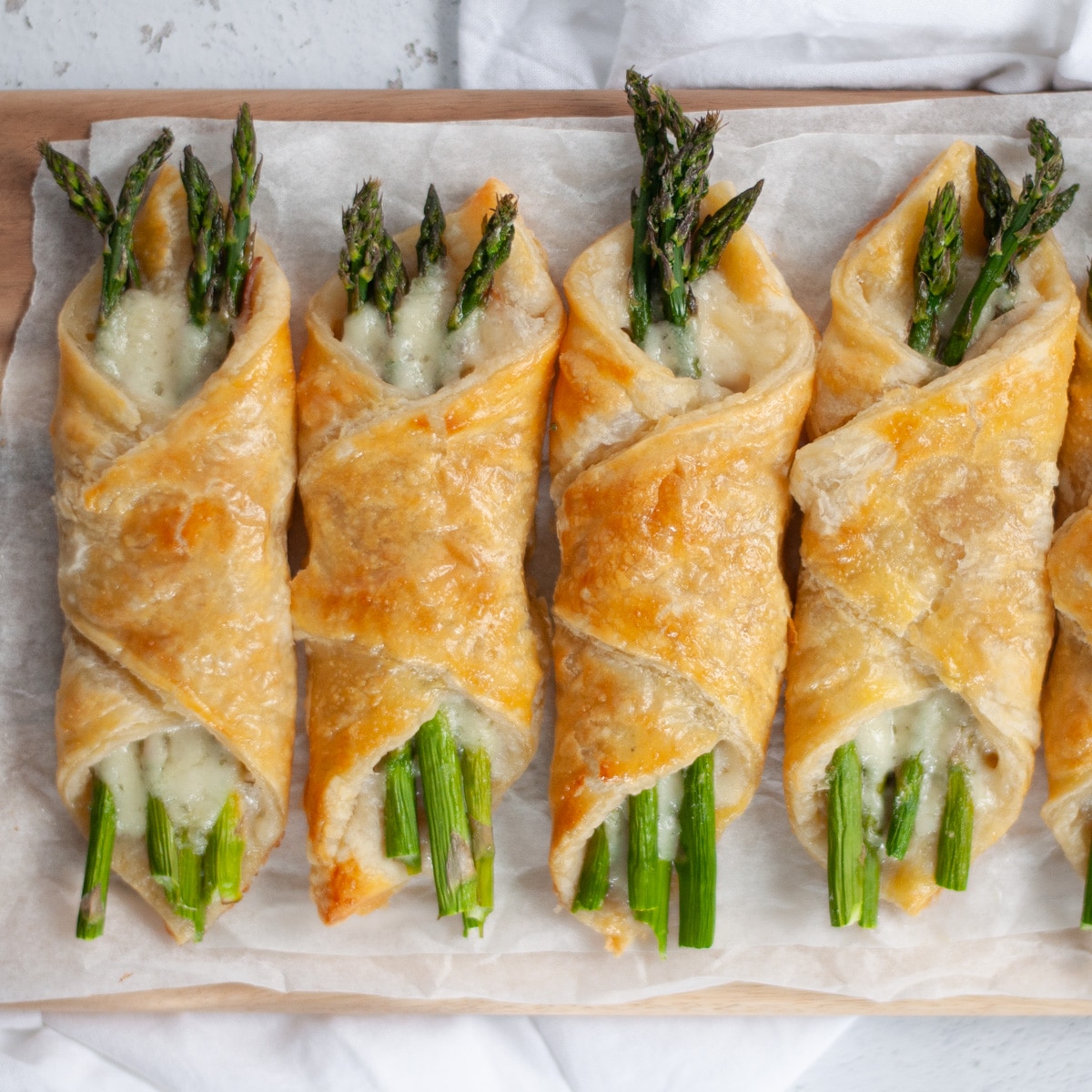 Prosciutto Asparagus Puff Pastry Bundles