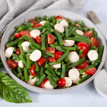 Feature image for our green bean caprese salad recipe.