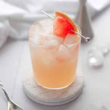 Feature image for our virgin paloma mocktail recipe.