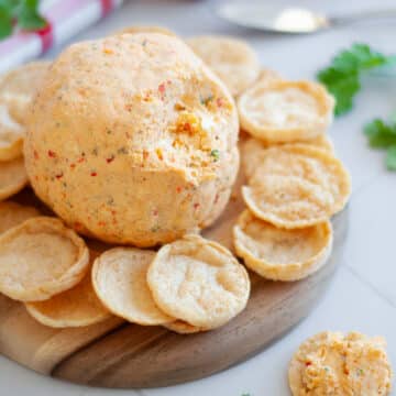 Feature image for our spicy cheese ball recipe.