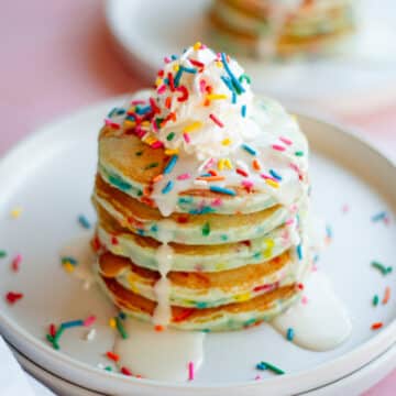 Feature image for our homemade funfetti pancakes recipe.