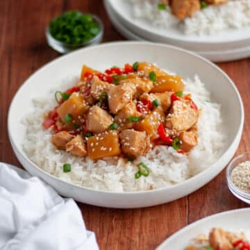 Feature image for our slow cooker hawaiian chicken recipe.