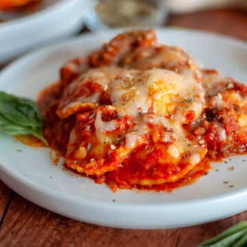 Feature image for our slow cooker ravioli lasagna recipe.