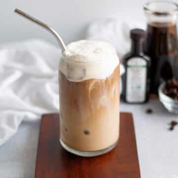 Feature image for our vanilla sweet cream cold brew recipe.