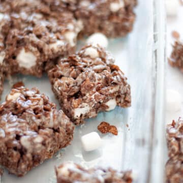 Feature image for our cocoa pebbles treats recipe.