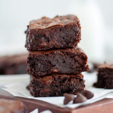 Feature image for our fudgy homemade brownies recipe.